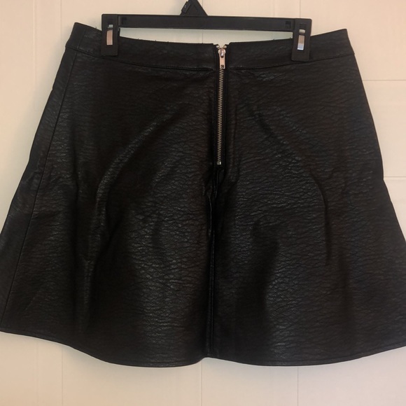 Black faux leather skirt - Picture 2 of 3